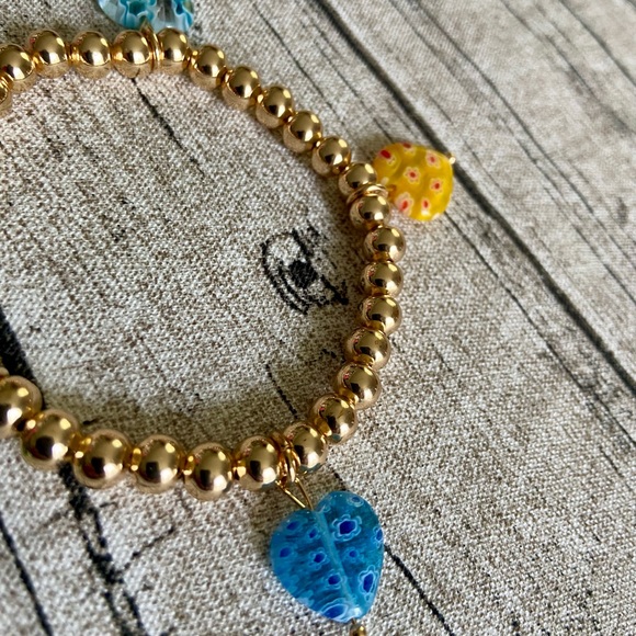 New in box. Stretchy beaded bracelet with 5 millefiori heart charms in colors - Picture 15 of 16